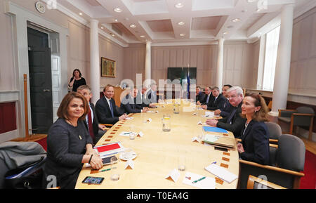 Presidente del Consiglio europeo Donald Tusk (quarta a sinistra) e Taoiseach Leo Varadkar (terza a destra) presso gli edifici del governo di Dublino, per colloqui in vista del vertice del Consiglio europeo più avanti nel corso della settimana. Foto Stock