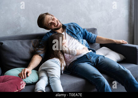 Padre con sua figlia di trascorrere del tempo a casa. Foto Stock