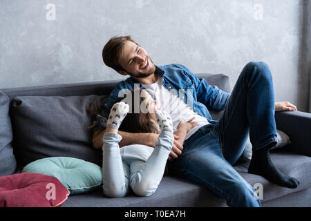 Padre con sua figlia di trascorrere del tempo a casa. Foto Stock