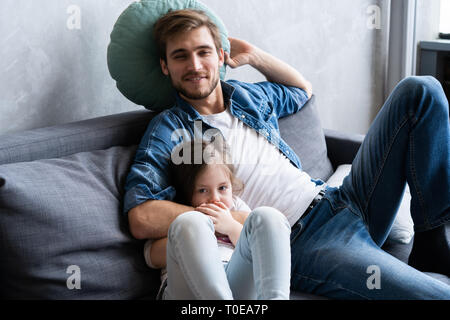 Padre con sua figlia di trascorrere del tempo a casa. Foto Stock