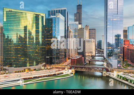 Chicago, Illinois USA skyline sul fiume al crepuscolo. Foto Stock