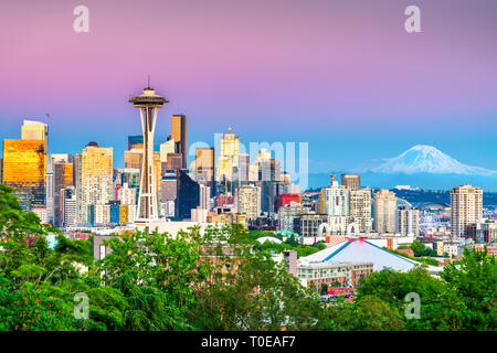 Seattle, Washington, Stati Uniti d'America skyline del centro al tramonto. Foto Stock