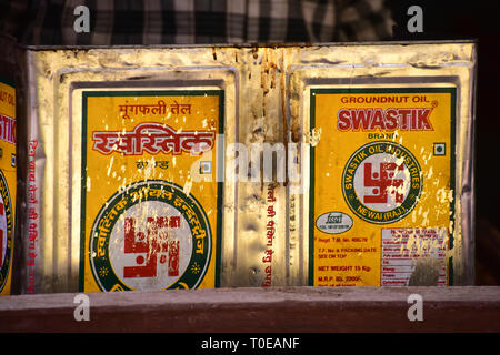Swastik Olio di arachide lattine, Bundi, Rajasthan, India Foto Stock