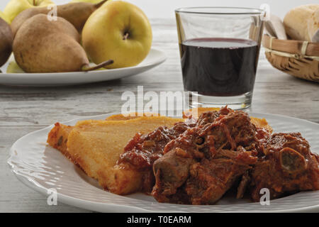 Polenta e carne al sugo di pomodoro fronte. primo piano Foto Stock