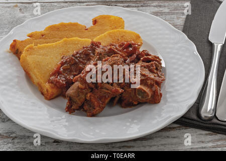 Polenta e carne al sugo di pomodoro da sopra Foto Stock