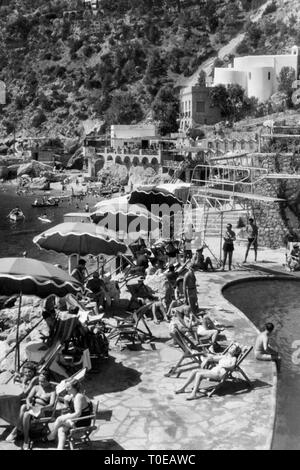 L'Italia, Campania, isola di Capri, la spiaggia, 1957 Foto Stock