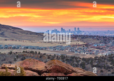 Denver, Colorado, Stati Uniti d'America skyline del centro visti da rocce rosse all'alba. Foto Stock