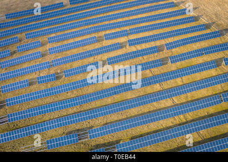 Antenna fuco vista di pannelli solari a energia solare farm. La contea di Vilnius, Lituania Foto Stock