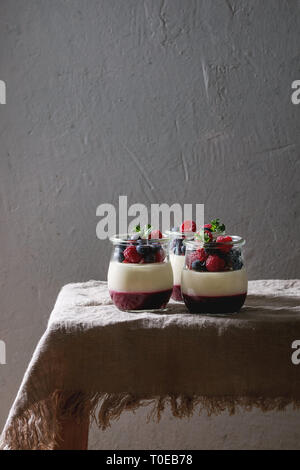 Panna cotta con frutti di bosco Foto Stock