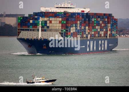 CMA CGM, Vasco de Garma, nave, il Solent, voce, Southampton, terminale per contenitori, Cowes, Isle of Wight, Hampshire, Inghilterra, Regno Unito, uscire Foto Stock