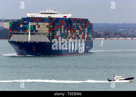 CMA CGM, Vasco de Garma, nave, il Solent, voce, Southampton, terminale per contenitori, Cowes, Isle of Wight, Hampshire, Inghilterra, Regno Unito, uscire Foto Stock