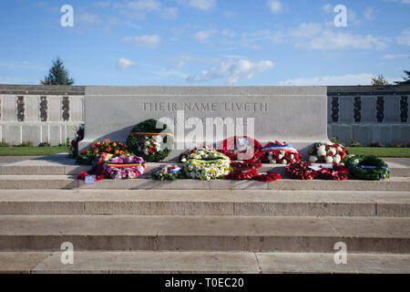Croce di sacrificio a Tyne Cot cimitero della Commissione delle tombe di guerra del Commonwealth per la prima guerra mondiale i soldati britannici, le Fiandre, in Belgio Foto Stock