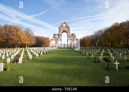 Il memorial Theipval ricorda più di 72.000 soldati che morirono nel settore Somme prima del 20 marzo 1918 e non hanno conosciuto le tombe. Foto Stock