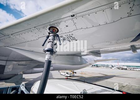 Preparazione prima del volo. Il rifornimento del velivolo all'aeroporto. Viaggi e concetti del settore. Foto Stock