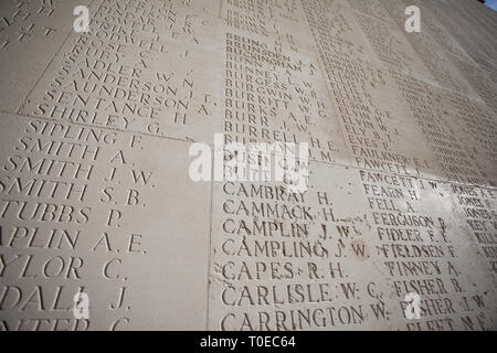 I nomi di oltre 72.000 soldati delle forze alleate che morì nella Somme, che non hanno conosciuto sepoltura, inscritto in calcare a Theipval Memorial. Foto Stock