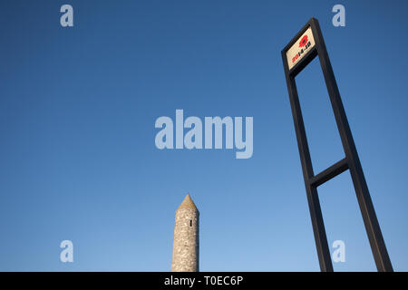 Il segno di entrata e la parte superiore del piede110 Irish round tower presso l' Irish il Parco della Pace in Messine, vicino a Ypres in Belgio Foto Stock