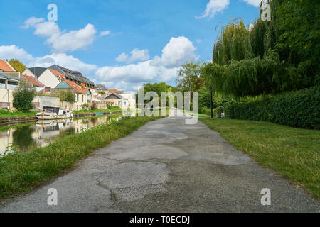 Percorso vuoto accanto a un canale in estate in Amiens, Francia Foto Stock