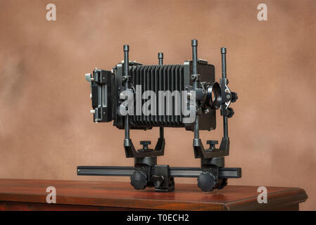 Inquadratura orizzontale di un 4x5 fotocamera vista dal lato in marrone con spazio di copia Foto Stock