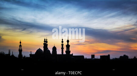 Tramonto al Cairo dal di Al Azhar Park, sullo sfondo il minareto due moschee Al-Rifa'i e sultano Hassan al Cairo in Egitto Foto Stock