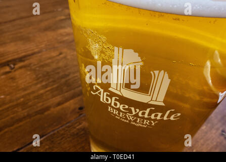 Vista guardando verso il basso in corrispondenza di una fresca aspirata pinta di Abbeydale birra ale, che mostra il logo della birreria Foto Stock