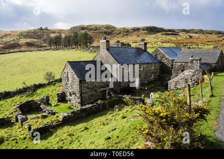 "Erwsuran' un tradizionale gallese antico casale in pietra con tetto in ardesia e annessi in colline di Snowdonia. Tremadog Gwynedd north Wales UK Gran Bretagna Foto Stock