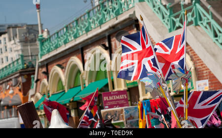 Union Jack flag per la vendita al di fuori di un negozio di souvenir nella cittadina balneare di Brighton, Sussex, Inghilterra. Foto Stock