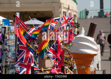 Union Jack flag per la vendita al di fuori di un negozio di souvenir nella cittadina balneare di Brighton, Sussex, Inghilterra. Foto Stock