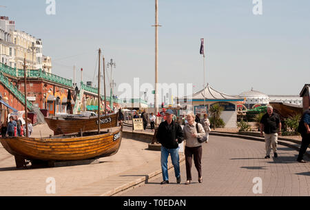 La gente camminare lungo la passeggiata al di fuori del museo della pesca nella cittadina balneare di Brighton, Sussex. Foto Stock