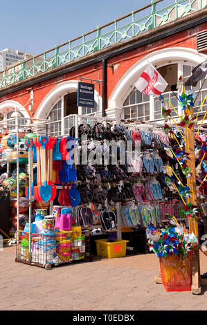 Visualizzare al di fuori di un negozio di souvenir sul lungomare di Brighton, Sussex, Inghilterra. Foto Stock