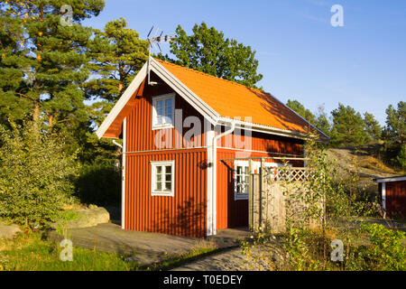 Cottage rosso sull'isola Harstena in Svezia, conosciuta principalmente per la caccia alle foche che era una volta effettuata vi. Ora è un'attrazione turistica. Foto Stock