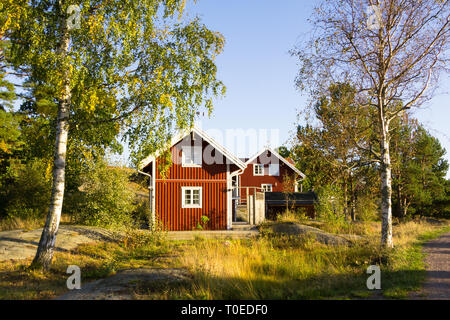 Cottage rosso sull'isola Harstena in Svezia, conosciuta principalmente per la caccia alle foche che era una volta effettuata vi. Ora è un'attrazione turistica. Foto Stock