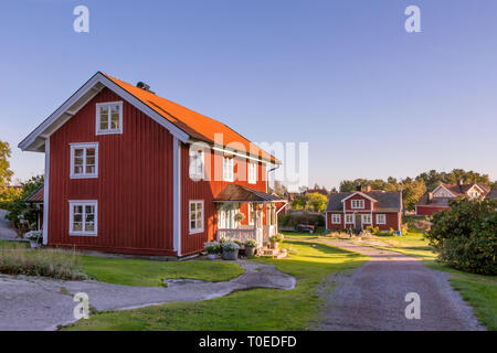 Cottage rosso sull'isola Harstena in Svezia, conosciuta principalmente per la caccia alle foche che era una volta effettuata vi. Ora è un'attrazione turistica. Foto Stock