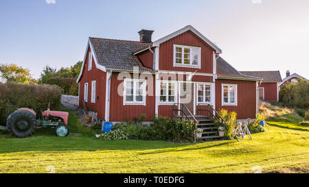 Cottage rosso sull'isola Harstena in Svezia, conosciuta principalmente per la caccia alle foche che era una volta effettuata vi. Ora è un'attrazione turistica. Foto Stock