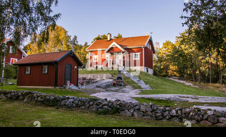 Cottage rosso sull'isola Harstena in Svezia, conosciuta principalmente per la caccia alle foche che era una volta effettuata vi. Ora è un'attrazione turistica. Foto Stock