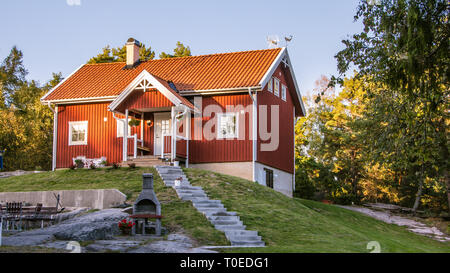 Cottage rosso sull'isola Harstena in Svezia, conosciuta principalmente per la caccia alle foche che era una volta effettuata vi. Ora è un'attrazione turistica. Foto Stock