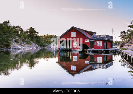 Cottage rosso sull'isola Harstena in Svezia, conosciuta principalmente per la caccia alle foche che era una volta effettuata vi. Ora è un'attrazione turistica. Foto Stock