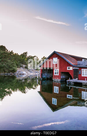 Cottage rosso sull'isola Harstena in Svezia, conosciuta principalmente per la caccia alle foche che era una volta effettuata vi. Ora è un'attrazione turistica. Foto Stock