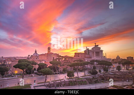 Le antiche rovine del Foro Romano di sunrise, Roma, Italia Foto Stock
