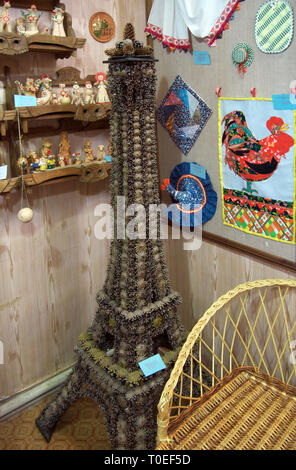 Di Kaluga, Russia, luglio 12, 2014: torre Eiffel di coni. Club-Museum 'Casa di maestri", Kaluga Foto Stock