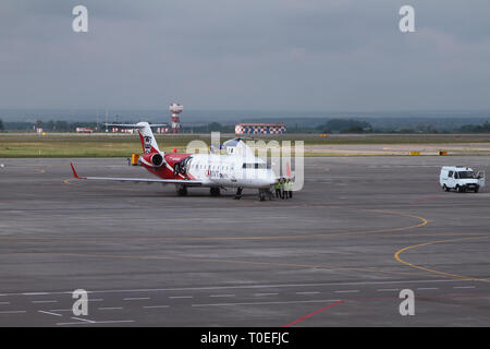 Kazan, Russia - Luglio 19, 2018: Manutenzione del piano su airfield Foto Stock