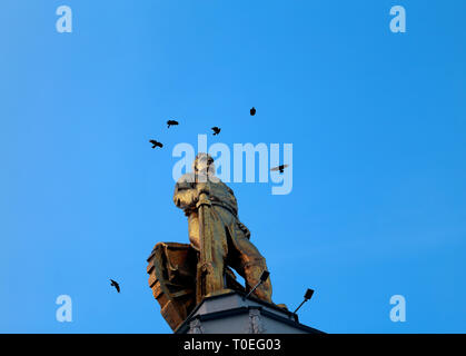 Bella foto della statua sovietica di un uomo nella città di Mosca contro il cielo blu Foto Stock