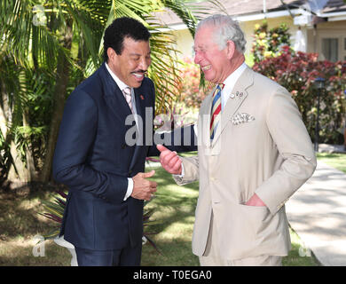 Il Principe di Galles incontro il cantante Lionel Richie a Prince's Trust International Reception al Coral Reef Club Hotel Folkestone, Barbados, come egli continua il suo tour dei Caraibi. Foto Stock