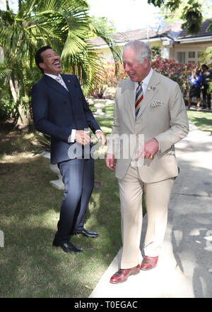 Il Principe di Galles incontro il cantante Lionel Richie a Prince's Trust International Reception al Coral Reef Club Hotel Folkestone, Barbados, come egli continua il suo tour dei Caraibi. Foto Stock