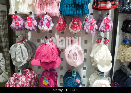 Le ragazze di cappelli e guanti per la vendita in Adams Kids Foto Stock
