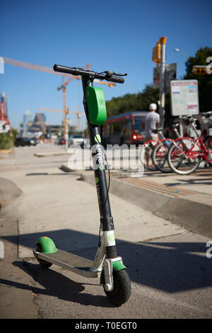 Elettrico e scooter a noleggio South Congress Avenue, Austin, Texas Foto Stock