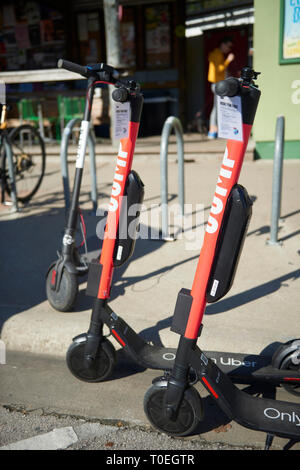 Elettrico e scooter a noleggio South Congress Avenue, Austin, Texas Foto Stock