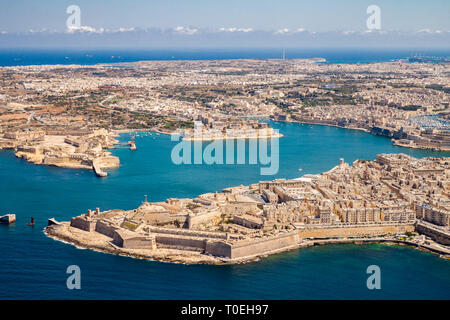 Malta vista aerea. La Valletta, la città capitale di Malta, Grand Harbour, Kalkara, Senglea e vittoriosa di città, Fort Ricasoli e Fort San Elmo da sopra. Foto Stock