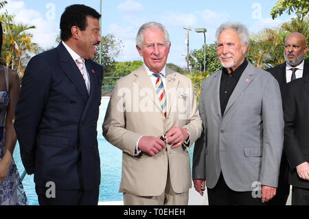 Il Principe di Galles incontro il cantante Lionel Richie e Sir Tom Jones a Prince's Trust International Reception al Coral Reef Club Hotel Folkestone, Barbados, come egli continua il suo tour dei Caraibi. Foto Stock