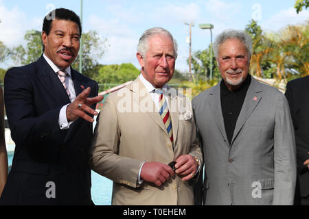 Il Principe di Galles incontro il cantante Lionel Richie e Sir Tom Jones a Prince's Trust International Reception al Coral Reef Club Hotel Folkestone, Barbados, come egli continua il suo tour dei Caraibi. Foto Stock