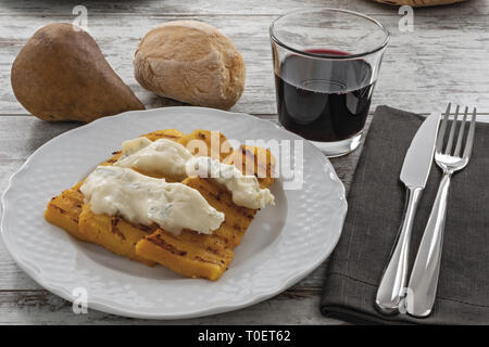 Piatto con polenta e formaggio gorgonzola Foto Stock